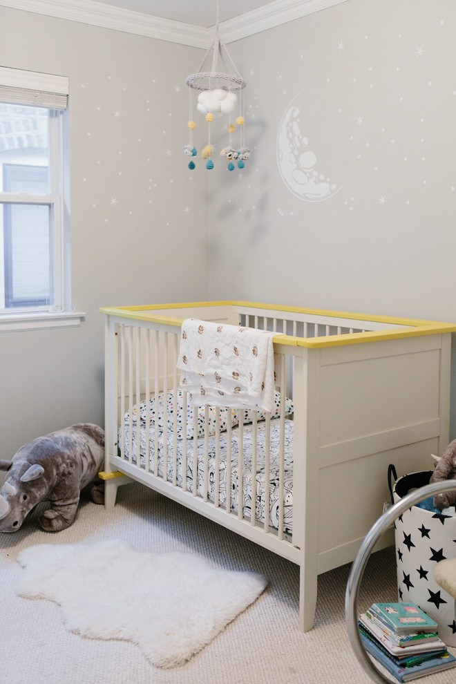 Idee per una cameretta per neonati neutra con pareti beige, moquette e pavimento beige