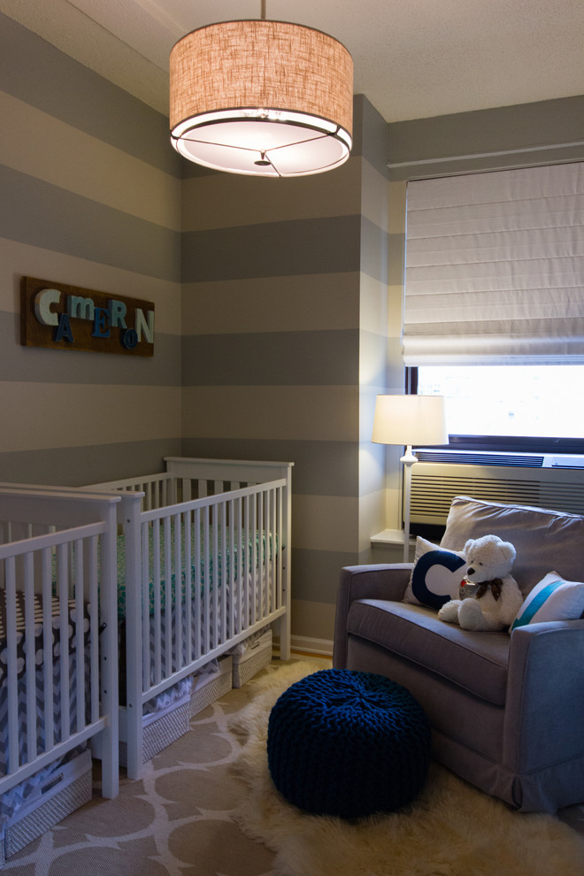 シカゴにあるお手頃価格の小さなトランジショナルスタイルのおしゃれな赤ちゃん部屋 (グレーの壁、男女兼用) の写真