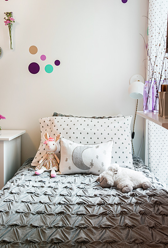 Mittelgroßes Modernes Babyzimmer mit lila Wandfarbe, Teppichboden und lila Boden in Chicago
