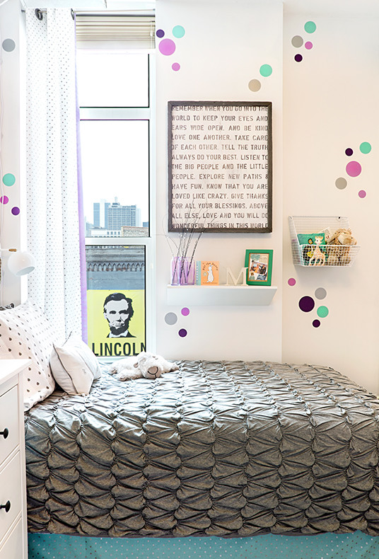 Immagine di una cameretta per neonata minimalista di medie dimensioni con pareti viola, moquette e pavimento viola