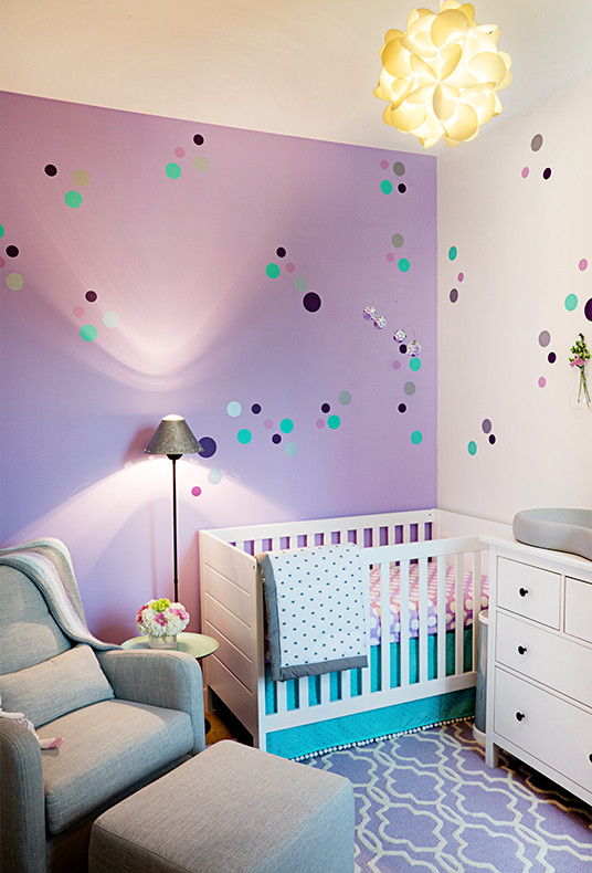 Diseño de habitación de bebé niña moderna de tamaño medio con paredes púrpuras, moqueta y suelo violeta