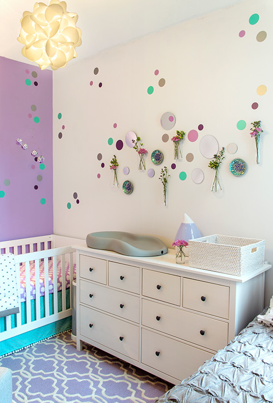 Immagine di una cameretta per neonata moderna di medie dimensioni con pareti viola, moquette e pavimento viola