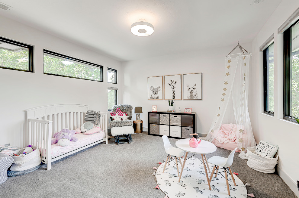 インディアナポリスにある中くらいなコンテンポラリースタイルのおしゃれな赤ちゃん部屋 (白い壁、カーペット敷き、女の子用、グレーの床) の写真