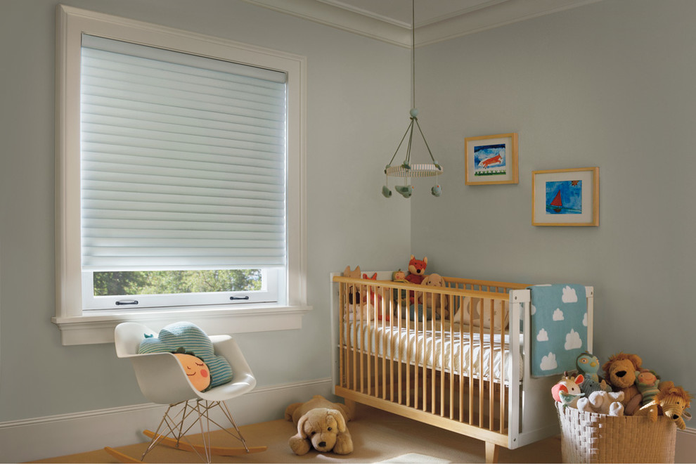 Пример оригинального дизайна: нейтральная комната для малыша в современном стиле с серыми стенами, ковровым покрытием и коричневым полом
