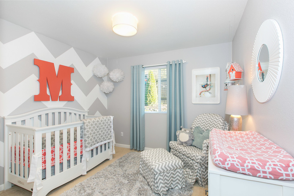 シアトルにある中くらいなトランジショナルスタイルのおしゃれな赤ちゃん部屋 (グレーの壁、カーペット敷き、男女兼用) の写真