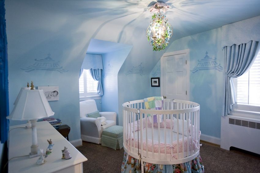 Cette photo montre une chambre de bébé chic de taille moyenne.