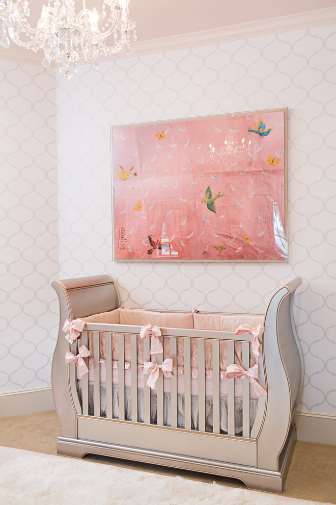 Modelo de habitación de bebé niña tradicional renovada de tamaño medio con paredes blancas y moqueta