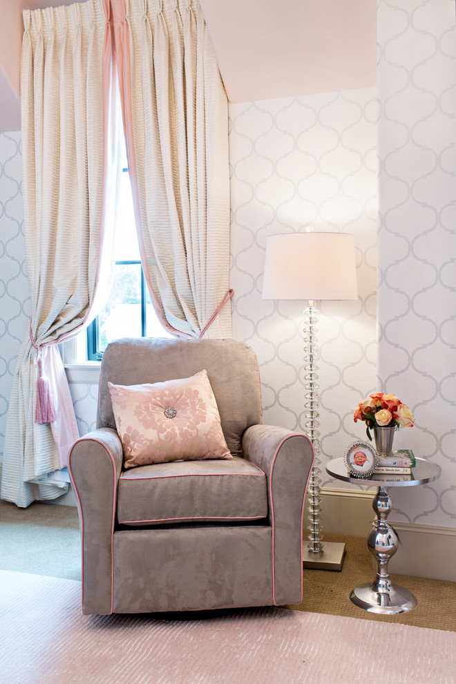На фото: комната для малыша среднего размера в стиле неоклассика (современная классика) с белыми стенами и ковровым покрытием для девочки