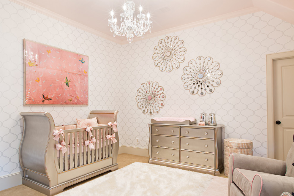 Modelo de habitación de bebé niña clásica renovada, de tamaño medio, con paredes blancas y moqueta