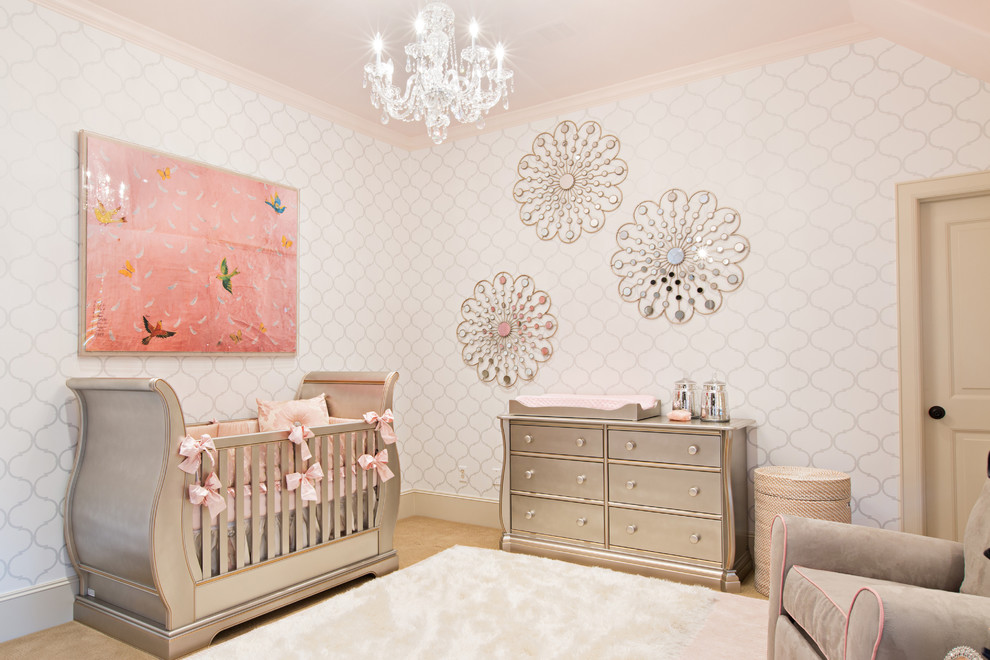 Modelo de habitación de bebé niña clásica renovada de tamaño medio con paredes blancas y moqueta