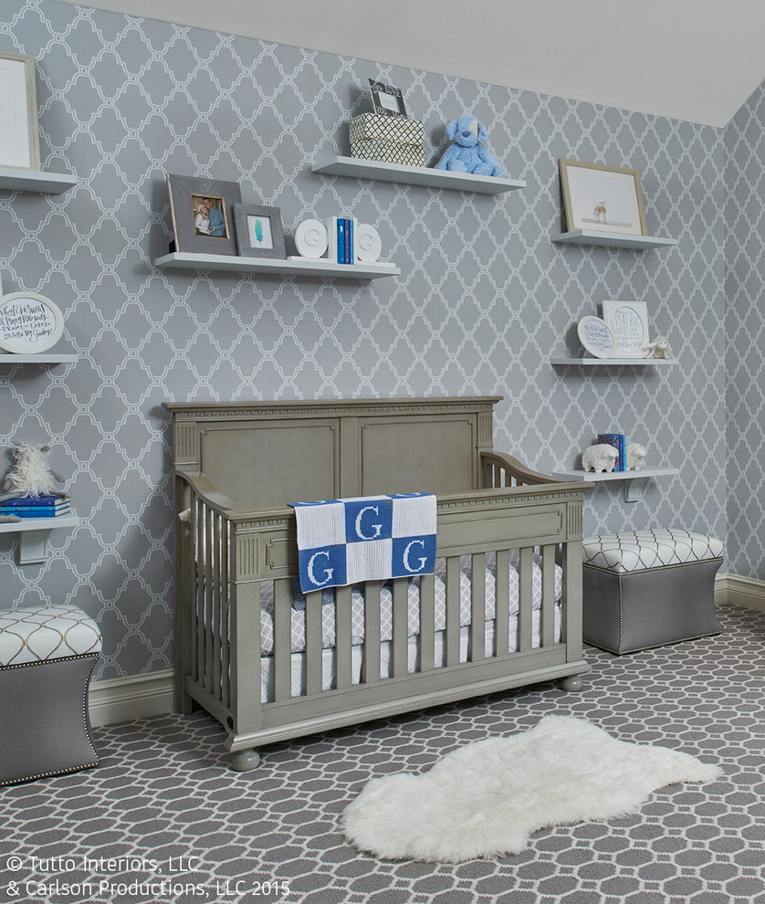 Mittelgroßes Klassisches Babyzimmer mit grauer Wandfarbe und Teppichboden in Detroit