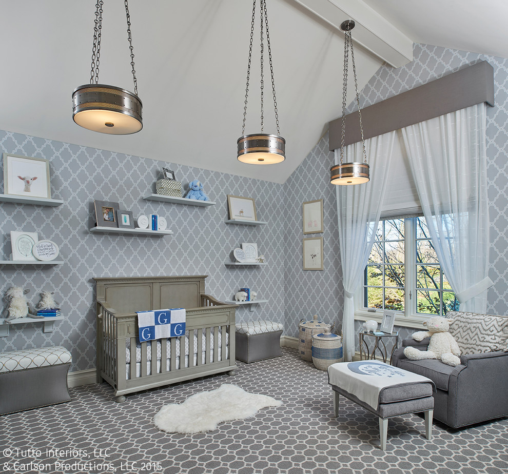 Imagen de habitación de bebé niño tradicional renovada de tamaño medio con paredes grises y moqueta