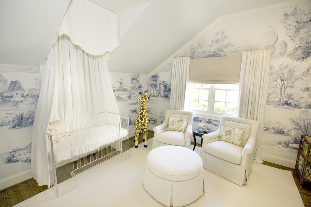 Diseño de habitación de bebé neutra clásica renovada con paredes multicolor y suelo de madera en tonos medios