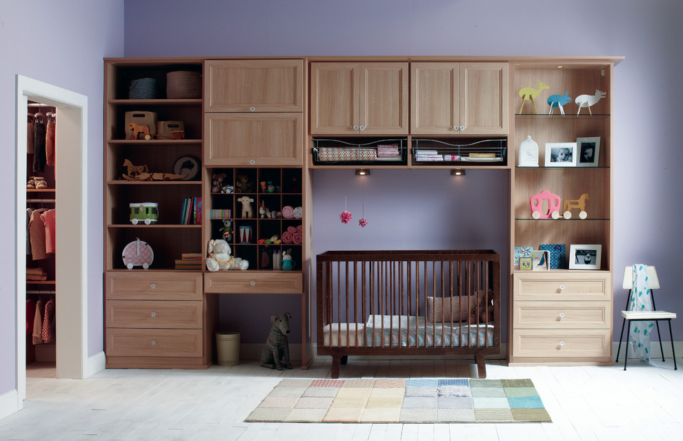 オースティンにある広いトラディショナルスタイルのおしゃれな赤ちゃん部屋 (赤い壁、塗装フローリング、女の子用) の写真