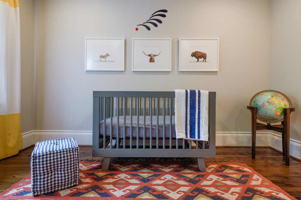 Стильный дизайн: нейтральная комната для малыша среднего размера в стиле неоклассика (современная классика) с бежевыми стенами - последний тренд