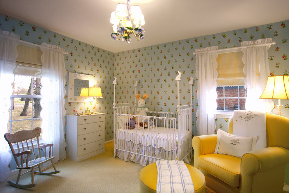 Foto di una cameretta per neonati chic con pareti blu e moquette