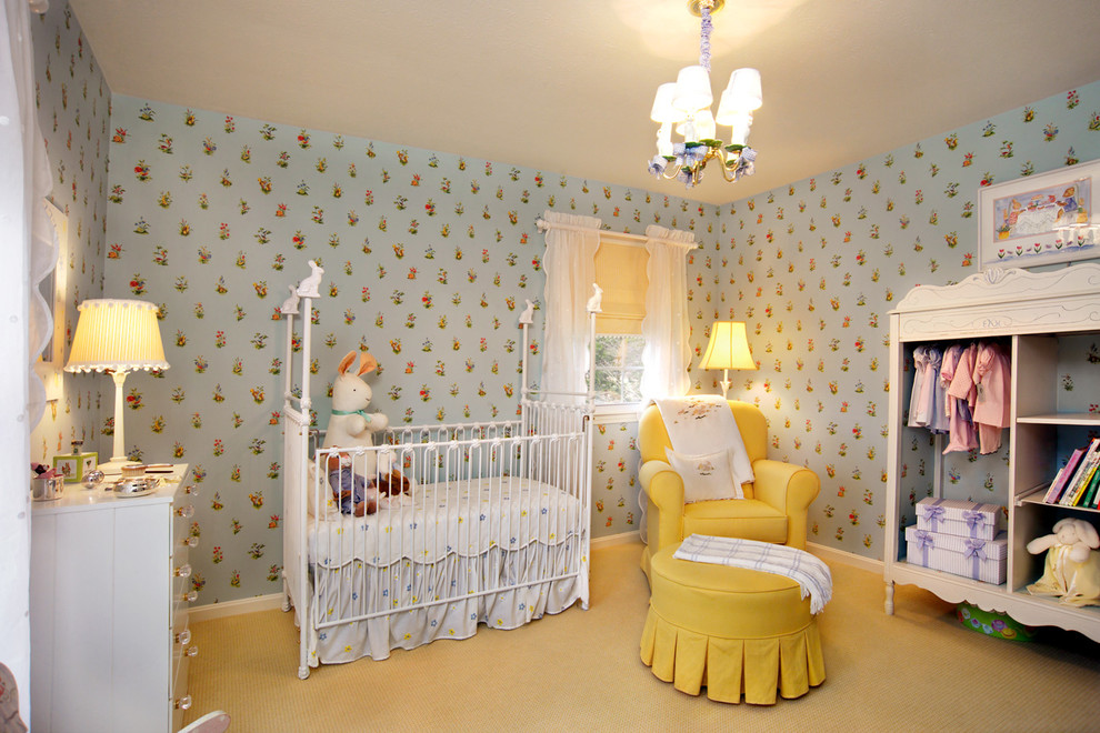 Immagine di una cameretta per neonati boho chic con pareti blu e moquette