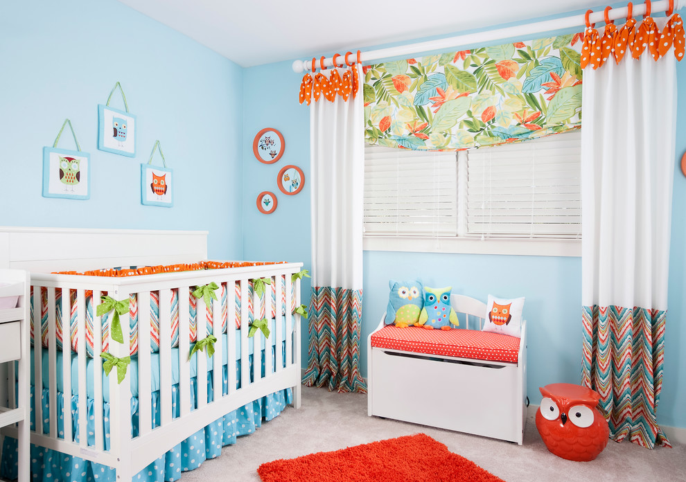 Modelo de habitación de bebé neutra clásica renovada con paredes azules, moqueta y suelo gris