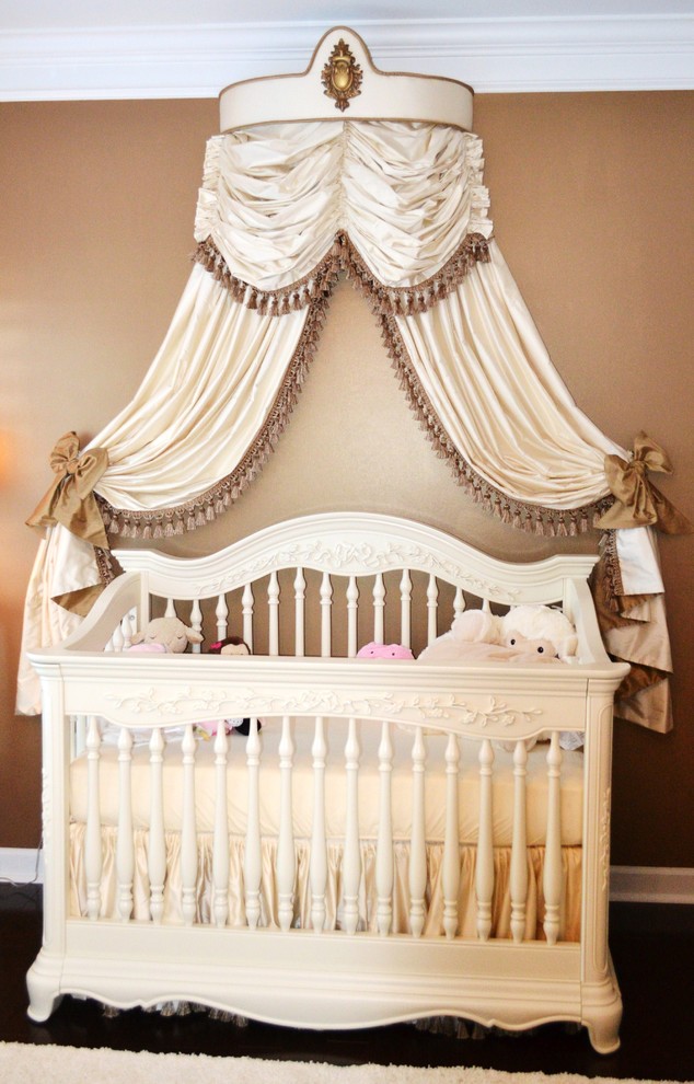 Exemple d'une chambre de bébé fille chic avec un mur marron et parquet foncé.