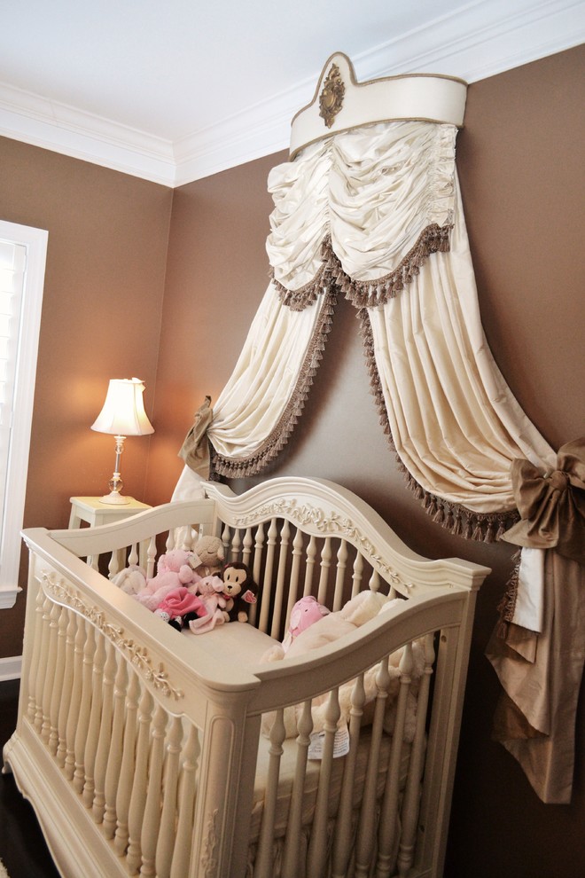 Foto di una cameretta per neonata chic con pareti marroni e parquet scuro