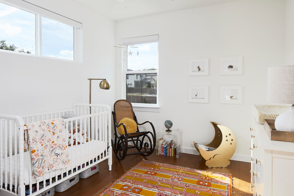 Пример оригинального дизайна: нейтральная комната для малыша в современном стиле с белыми стенами и паркетным полом среднего тона