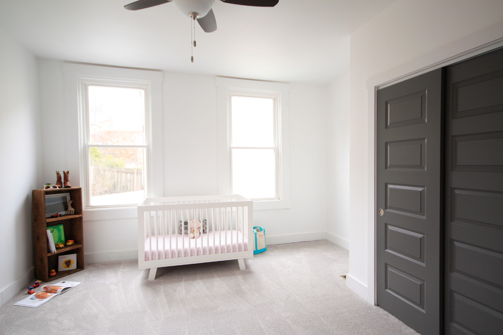 Foto di una cameretta per neonata bohémian di medie dimensioni con pareti bianche e moquette