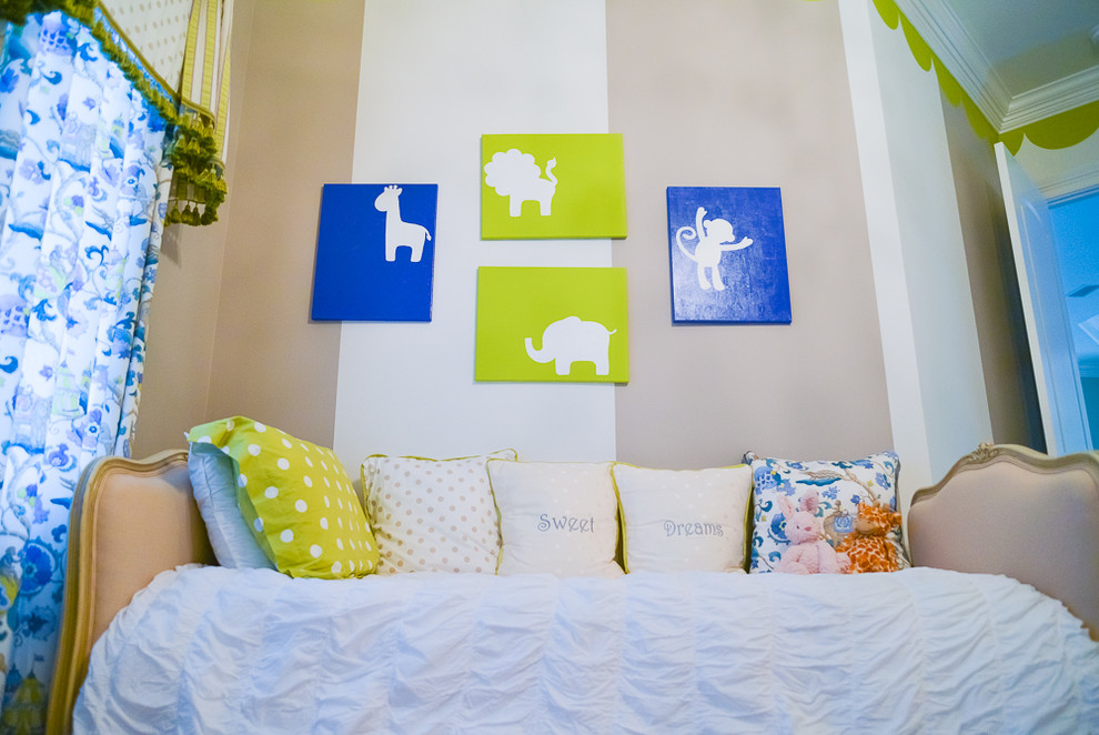 Foto de habitación de bebé neutra clásica renovada de tamaño medio con paredes multicolor y moqueta