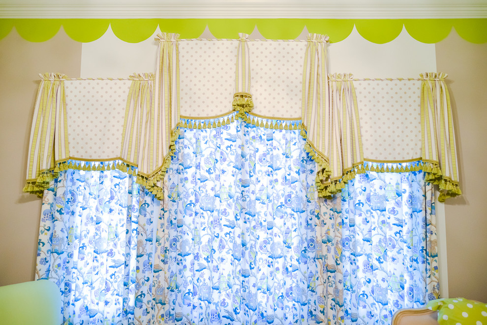 На фото: нейтральная комната для малыша среднего размера в классическом стиле с разноцветными стенами и ковровым покрытием с