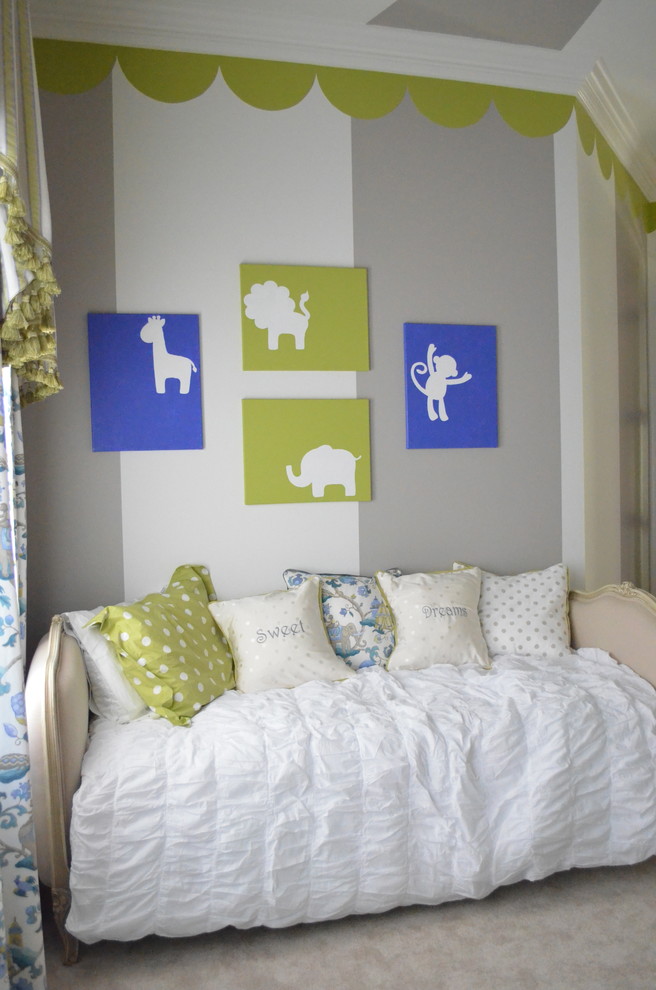 Aménagement d'une chambre de bébé neutre classique de taille moyenne avec un mur multicolore et moquette.