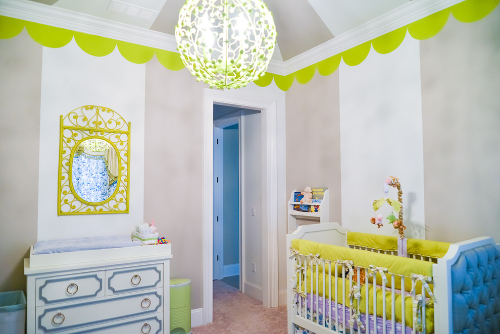 Ejemplo de habitación de bebé neutra tradicional renovada de tamaño medio con paredes multicolor y moqueta