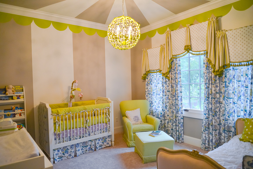 Immagine di una cameretta per neonati neutra chic di medie dimensioni con pareti multicolore e moquette