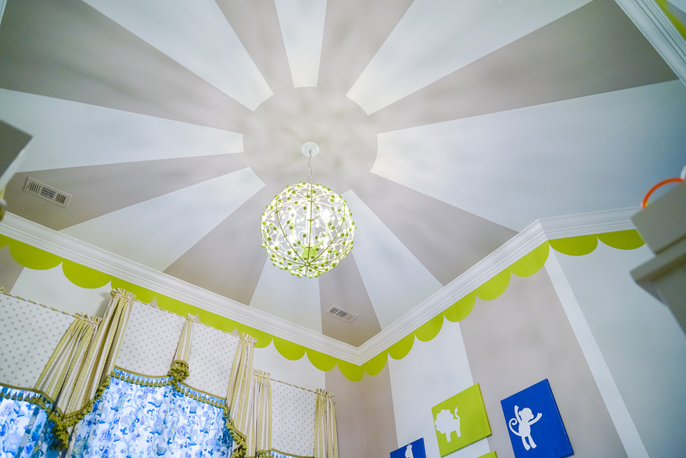 Свежая идея для дизайна: нейтральная комната для малыша среднего размера в стиле неоклассика (современная классика) с разноцветными стенами и ковровым покрытием - отличное фото интерьера