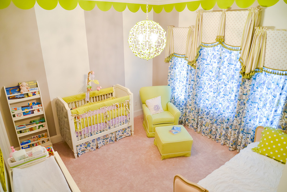 Diseño de habitación de bebé neutra tradicional renovada de tamaño medio con paredes multicolor y moqueta