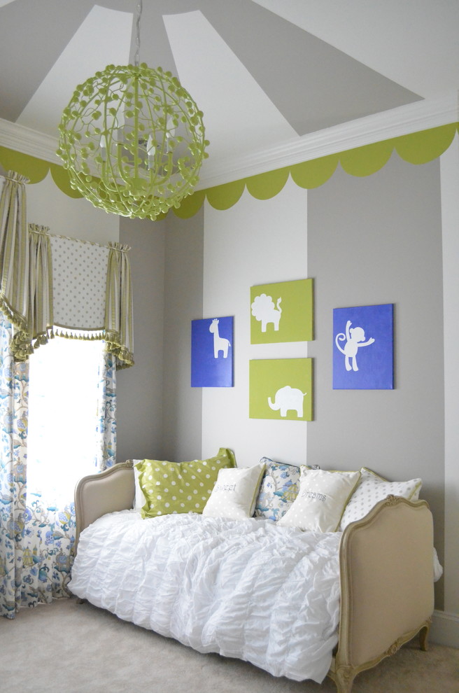 チャールストンにあるラグジュアリーなトランジショナルスタイルのおしゃれな赤ちゃん部屋 (マルチカラーの壁、カーペット敷き、男女兼用、グレーの床) の写真