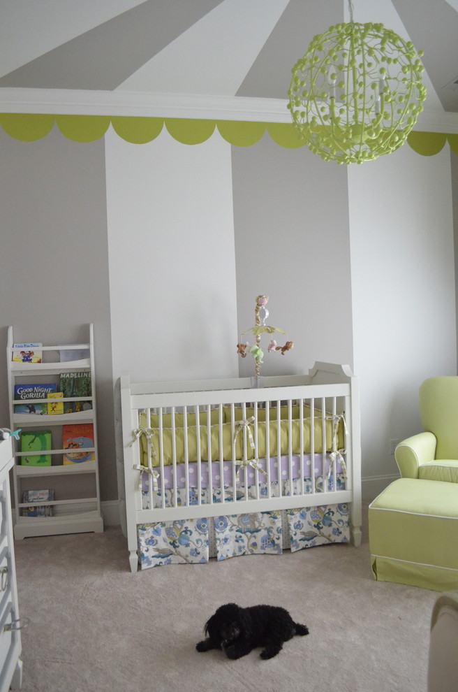 Modelo de habitación de bebé neutra bohemia de tamaño medio con paredes multicolor y moqueta