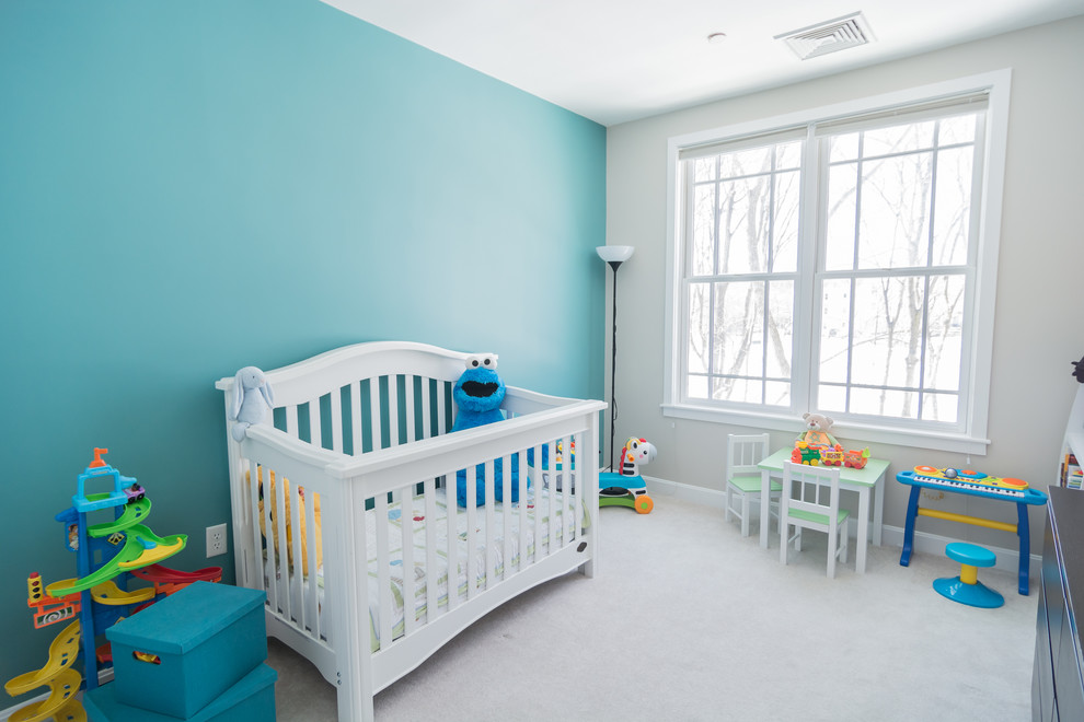 Mittelgroßes, Neutrales Modernes Babyzimmer mit blauer Wandfarbe, Teppichboden und beigem Boden in Boston
