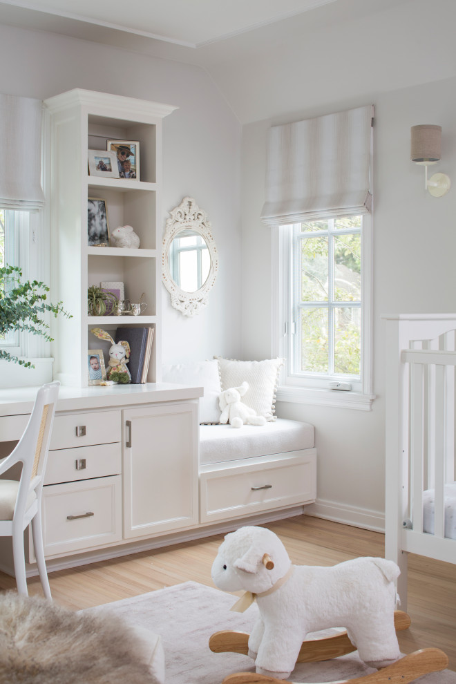 Aménagement d'une chambre de bébé neutre classique de taille moyenne avec un mur blanc, parquet clair et un sol beige.