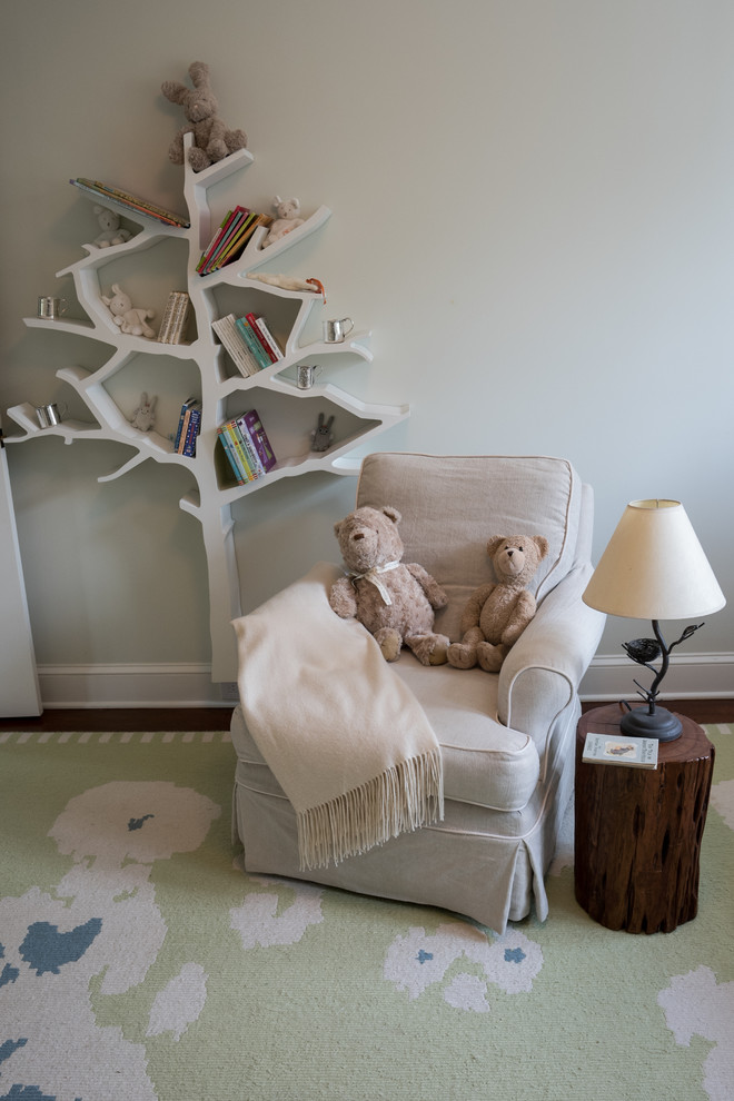 Diseño de habitación de bebé neutra campestre de tamaño medio con paredes blancas y moqueta