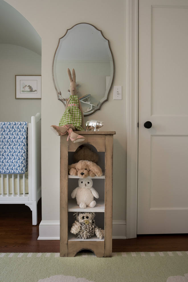 Ejemplo de habitación de bebé niña campestre de tamaño medio con paredes grises y suelo de madera en tonos medios