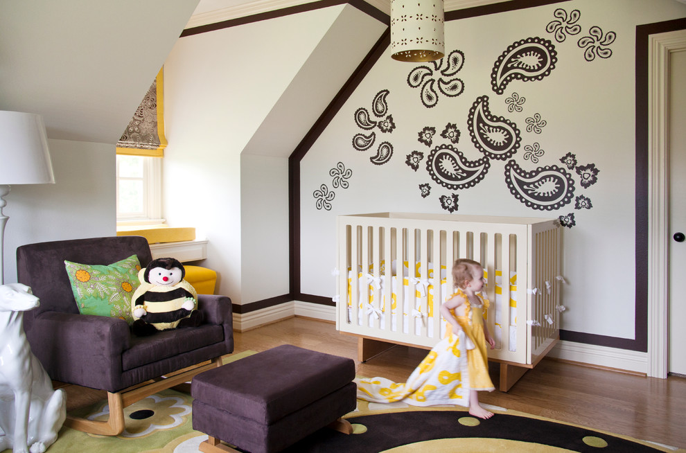 Пример оригинального дизайна: большая комната для малыша в классическом стиле с разноцветными стенами и паркетным полом среднего тона для девочки