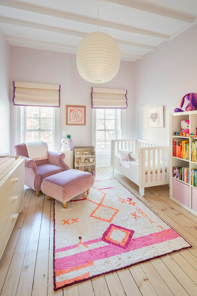 Exemple d'une chambre de bébé chic.