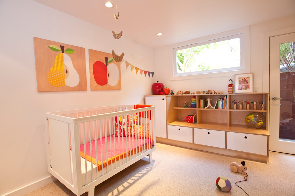 Skandinavisches Babyzimmer mit weißer Wandfarbe und Teppichboden in San Francisco