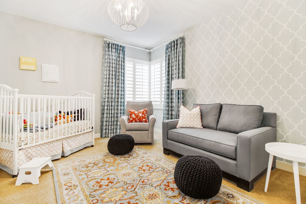 サンディエゴにあるお手頃価格の中くらいなトランジショナルスタイルのおしゃれな赤ちゃん部屋 (グレーの壁、カーペット敷き、男女兼用、黄色い床) の写真