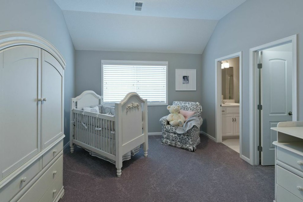 Cette photo montre une petite chambre de bébé neutre chic avec un mur gris, moquette et un sol gris.