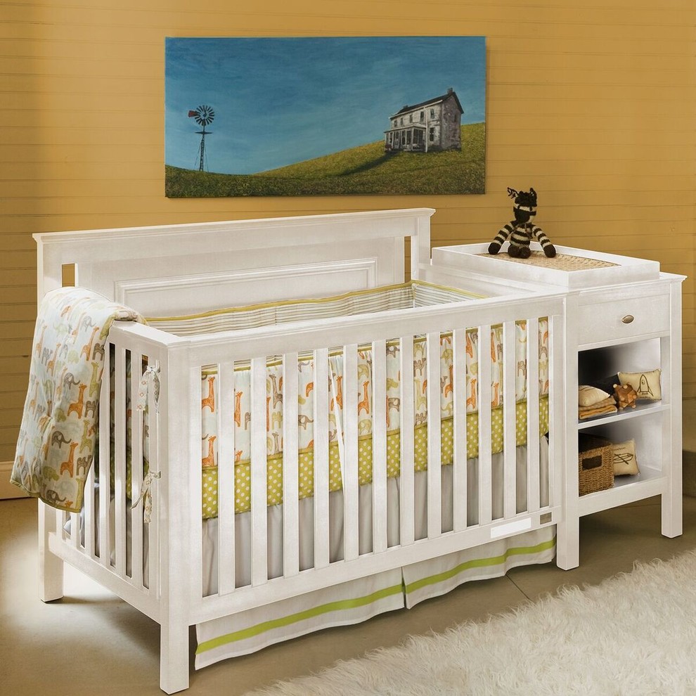 Ejemplo de habitación de bebé neutra clásica de tamaño medio con paredes amarillas y suelo de cemento