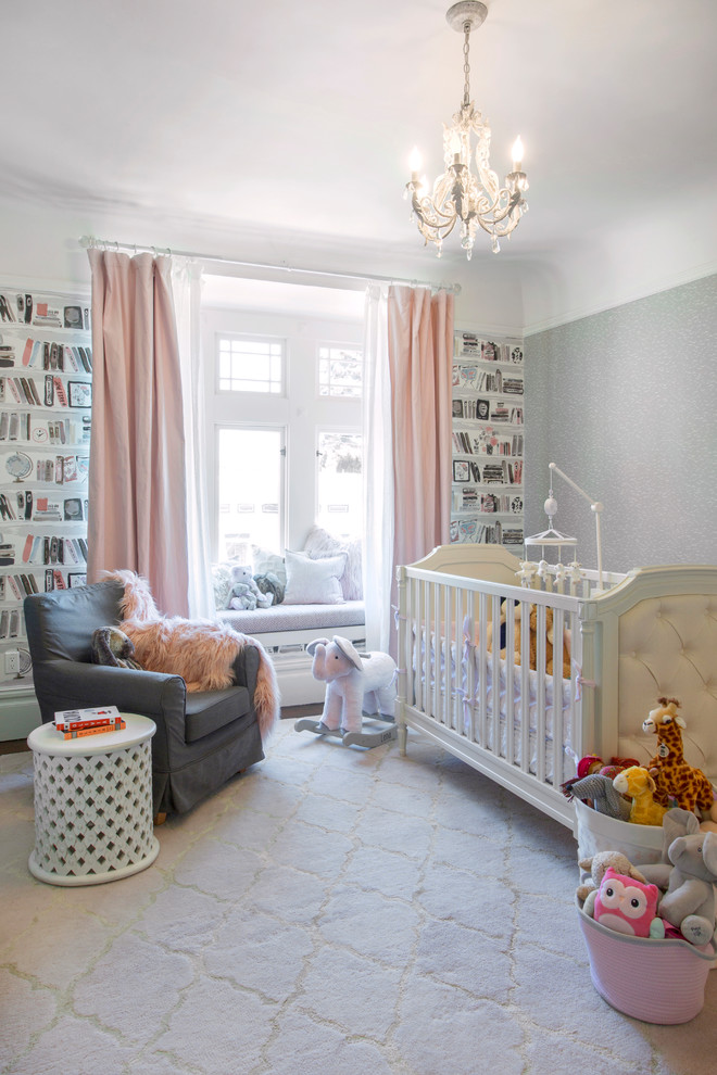 Klassisches Babyzimmer mit bunten Wänden, Teppichboden und grauem Boden in San Francisco