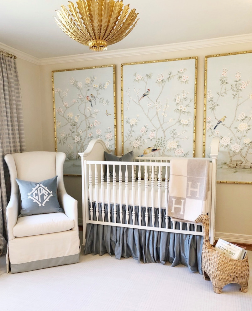 На фото: комната для малыша в классическом стиле с ковровым покрытием, белым полом и обоями на стенах с
