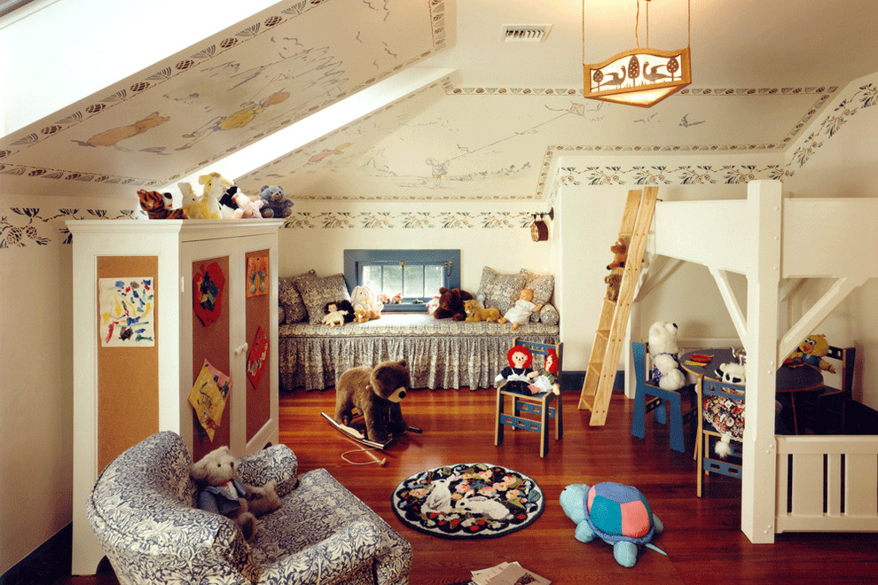 Diseño de habitación de bebé neutra de estilo americano grande con paredes multicolor y suelo de madera oscura