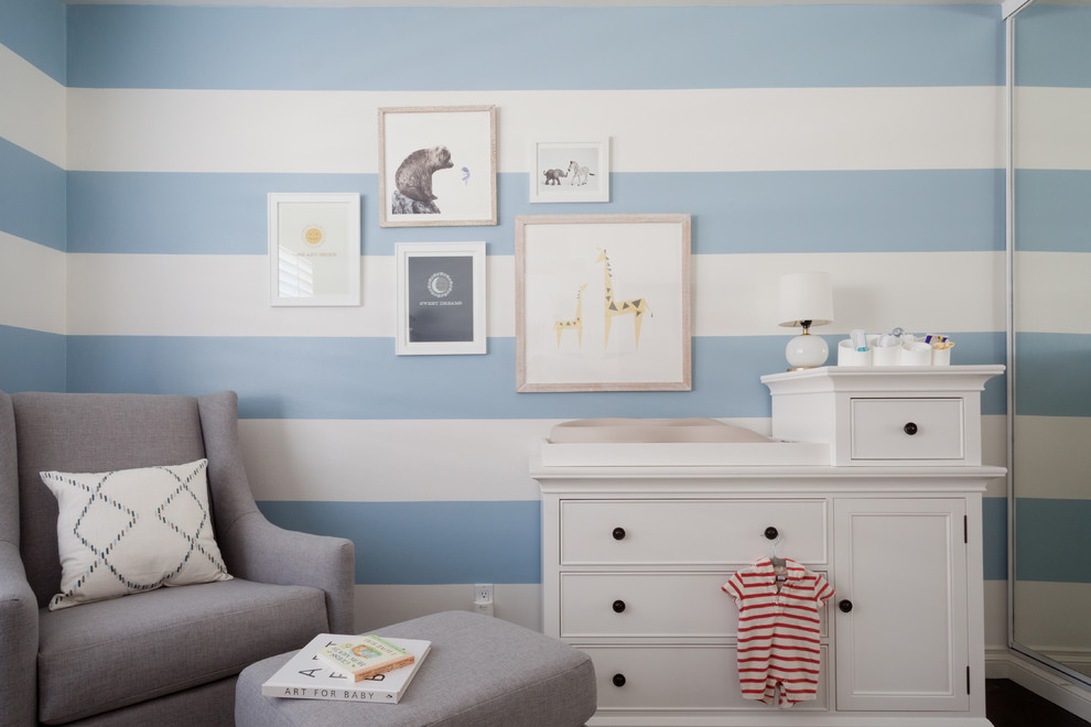 Идея дизайна: комната для малыша среднего размера в стиле неоклассика (современная классика) с синими стенами и темным паркетным полом для мальчика