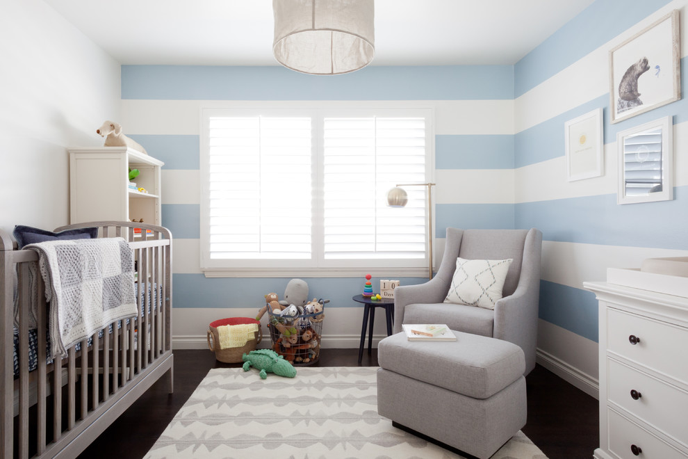 ロサンゼルスにある中くらいなトランジショナルスタイルのおしゃれな赤ちゃん部屋 (青い壁、濃色無垢フローリング、男の子用) の写真